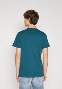Tommy Jeans SLIM ESSENTIAL FLAG TEE - Tričko s potlačou - deep seawater