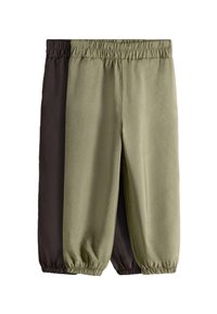 Deux pantalons à taille élastique et poignets aux chevilles en vert olive et marron foncé, déposés à plat sur un fond blanc.