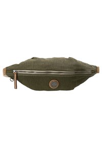 Sac banane en tissu vert olive avec une fermeture éclair frontale, un tirette en cuir marron et un patch logo rond au centre.