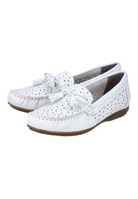 Chaussures blanches en cuir de style mocassin avec des détails perforés, des franges à l'avant, et une semelle en caoutchouc brun flexible.