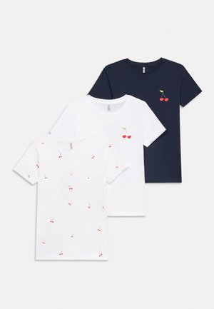 Trois t-shirts à manches courtes en bleu marine et blanc avec de petits motifs de cerises rouges, deux unis avec un imprimé cerise et un à motif cerises sur toute la surface.