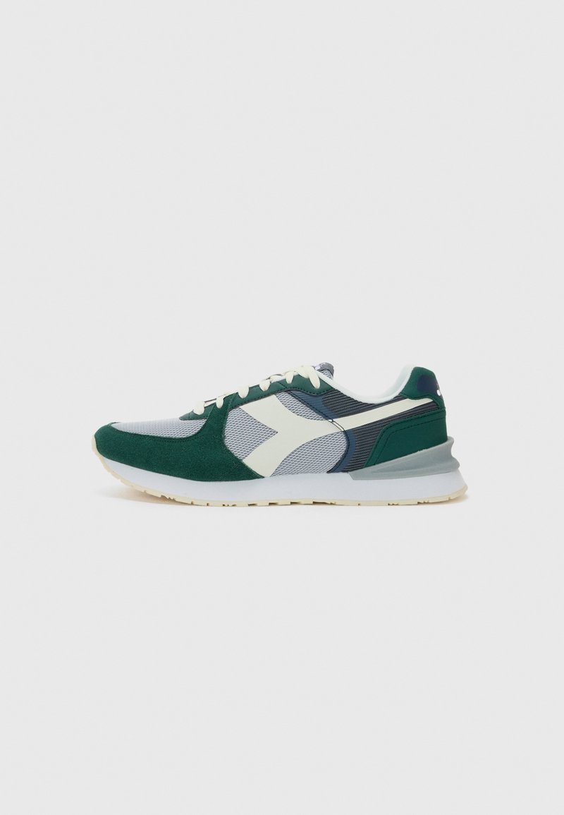 Sportliche Sneakers mit einer Kombination aus grünem Wildleder und Mesh-Materialien, weißen Akzenten, einer gepolsterten Sohle und einem eleganten Design.