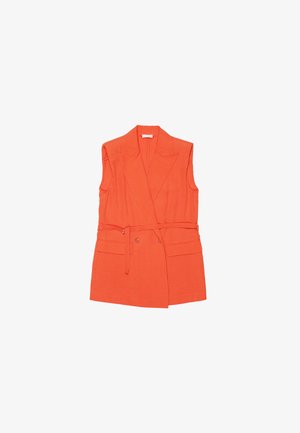 Blazer arancione senza maniche con design doppiopetto, colletto a rever, dettaglio cintura e tasche frontali. Realizzato in tessuto leggero.
