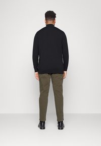 Calvin Klein GARMENT BELT - Chinos - forest night