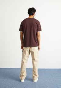 adidas Originals TEE - T-shirt estampada - shadow brown