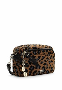 Leopardprint crossbody taske lavet af slidstærkt stof, med sorte accenter, lynlås lukning og dekorativ hardware. Kompakt og rektangulær design.