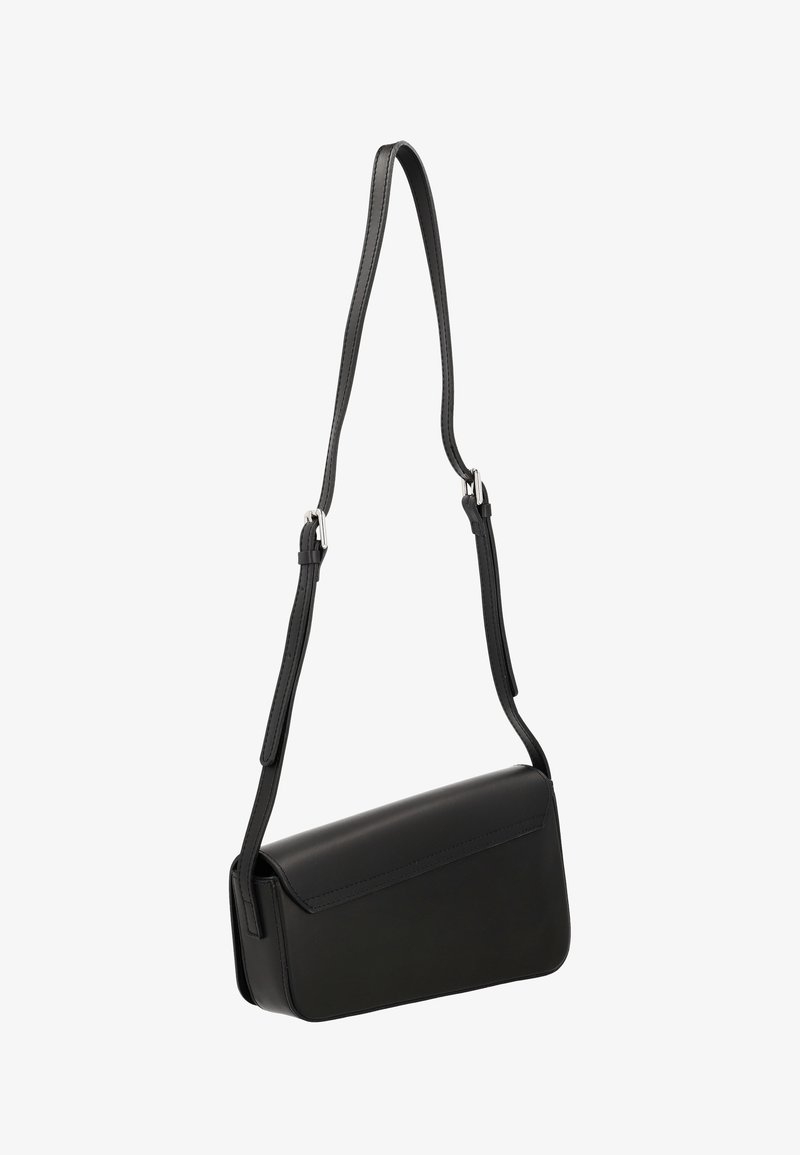 Sort læder skuldertaske med rektangulær form, justerbar strop, glat tekstur og minimalistisk design, der har en foldet klaplukning.