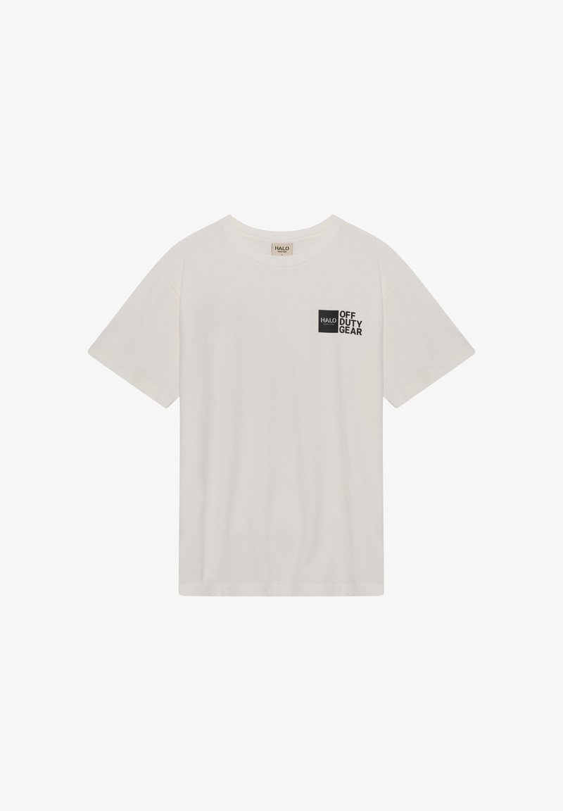 Witte katoenen t-shirt met korte mouwen, boxy vorm, met een zwart logo en de tekst "HALO OFF DUTY GEAR" op de linkerkant van de borst.