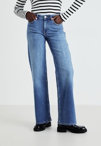ONLY ONLCHRIS WIDE - Leveälahkeiset - medium blue denim