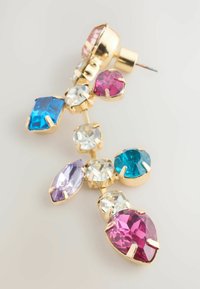 Boucles d'oreilles en ton or avec des gemmes de différentes formes et couleurs : bleu, rose, violet et clair, disposées dans un design en cascade.