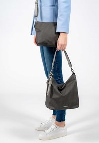 Graue Nylon-Schultertasche mit verstellbaren Trägern, strukturierter Oberfläche und Reißverschluss, kombiniert mit einer kleineren Umhängetasche.