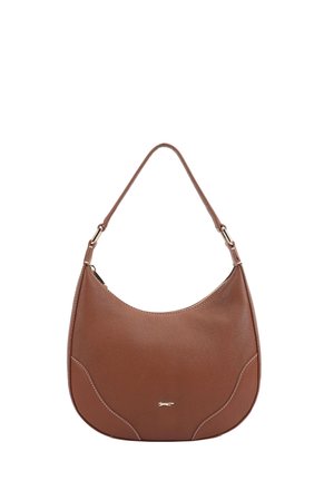 Sac à main en cuir marron en forme de croissant avec une bandoulière unique, des ferrures dorées et un petit emblème de logo doré à l'avant.