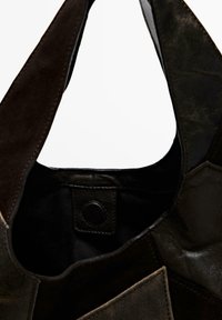 Dunkle Leder-Schultertasche mit glatter Textur, die eine abgerundete Öffnung, markante Nähte und einen Druckknopfverschluß innen aufweist.