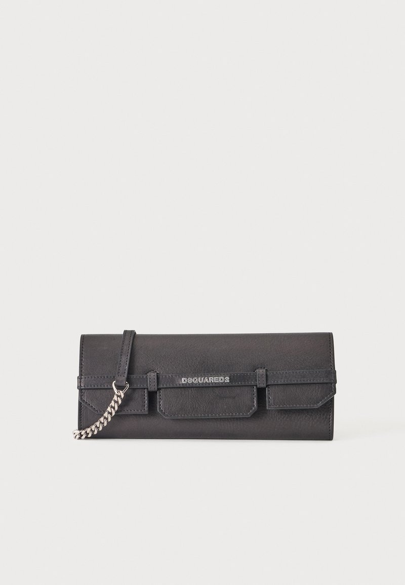 Pochette en cuir noir avec rabat et chaîne argentée, avec le logo DSQUARED2 au centre devant.