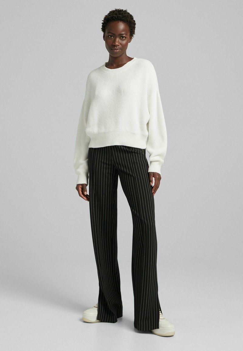 Damen Strickjacken | Bershka MIT RUNDAUSSCHNITT Strickpullover white/weiß - FS51838 Damen Strickjacken | Bershka MIT RUNDAUSSCHNITT Strickpullover white/weiß - FS51838