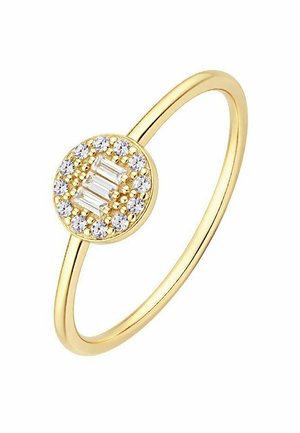 Delicado anillo de oro con un engaste redondo que presenta tres piedras preciosas rectangulares y varias piedras pequeñas redondas y transparentes.