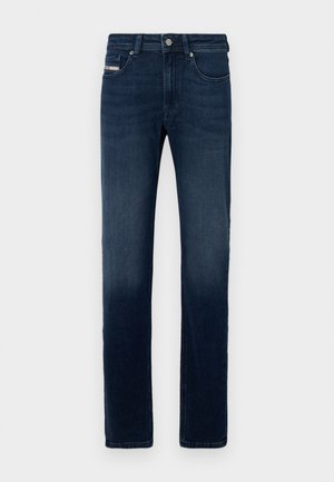 Tumši zili džinsi ar taisno kāju dizainu, kuriem ir klasiskā piecu kabatu stils un metāla pogas aizdare viduklī.