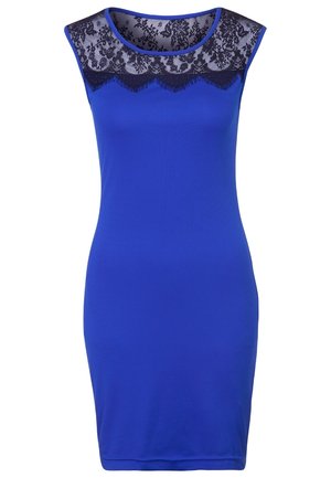 Robe bleu roi sans manches avec une silhouette ajustée, présentant un panneau en dentelle florale noire transparente sur le haut de la poitrine et l'encolure.