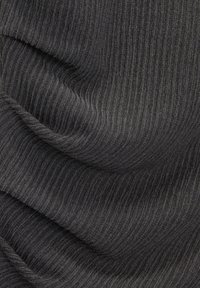 Tessuto grigio scuro strutturato con sottili strisce verticali, che presenta una finitura morbida e liscia e un aspetto leggermente elasticizzato.