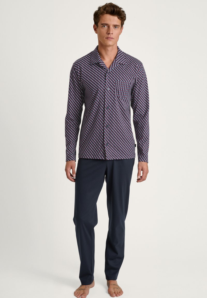 Heren pyjama-set met een gestreept overhemd met lange mouwen in donkerblauw, rood en wit, met een borstzak, gecombineerd met effen marineblauwe broek.