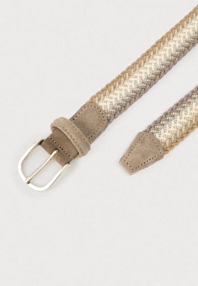 Ceinture en tissu tressé beige et marron avec extrémités en cuir suédé et boucle en métal argenté sur fond blanc.