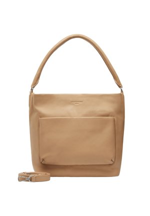 Beige Leder-Umhängetasche mit breitem Griff, vorderer rechteckiger Tasche und abnehmbarem, dünnem Riemen, der neben ihr auf einem weißen Hintergrund liegt.