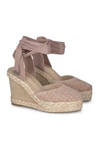 Sandali wedge con superiore in tessuto rosa intrecciato, base in suede beige e dettagli in juta intrecciata; presentano lunghe fasce di tessuto per la caviglia.