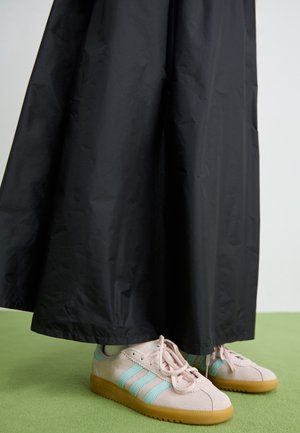 Matalavartiset tennarit - light pink