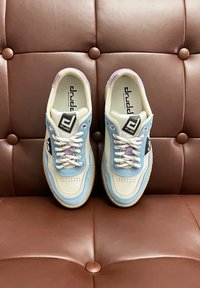 Sneaker blu chiaro e crema realizzati in suede e pelle, con accenti lavanda, lacci rotondi, punta perforata e branding a contrasto.