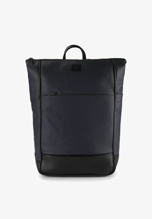 Sac à dos rectangulaire noir et bleu foncé avec une poignée supérieure, une poche avant zippée et un panneau inférieur à texture lisse.