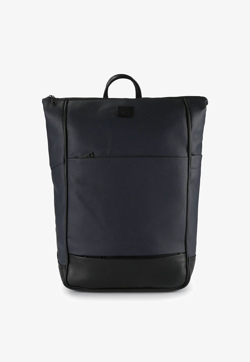 Sac à dos rectangulaire noir et bleu foncé avec une poignée supérieure, une poche avant zippée et un panneau inférieur à texture lisse.