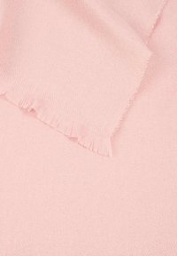 Tessuto lavorato a maglia di un morbido rosa, con sottili fili metallici e un bordo piegato che mostra un fine motivo a costine e una leggera variazione di texture.