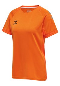 Oranje sport t-shirt van ademend materiaal, met een ronde hals, korte mouwen en een logo op de borst met geometrische schoudernaden.