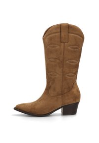Botas de vaquero de ante marrón con punta afilada, un tacón bajo y apilado, y costuras decorativas a lo largo del costado y el caña.
