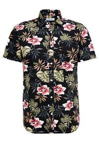 Camicetta nera a maniche corte con un motivo floreale che presenta fiori e foglie tropicali rosa e verdi; include una tasca sul petto e chiusura con bottone.