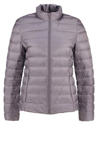 Szara kurtka puchowa z wysokim kołnierzem, zapinana na zamek, z pionowym wzorem pikowania. Wykonana z lekkiego materiału, dopasowany krój i długie rękawy.