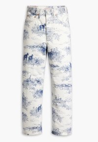 Pantalones de algodón blancos con un estampado pastoral azul que presenta caballos, cactus y paisajes. Diseño clásico de cinco bolsillos con detalles metálicos.