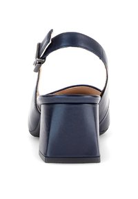 Sandalia de piel azul marino con un tacón ancho y bloque, correa de tobillo ajustable y textura suave. Diseño de talón abierto y punta redondeada.