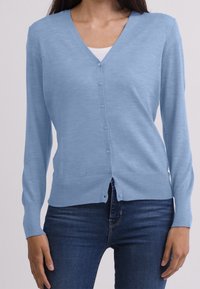 Ljusblå cardigan i mjukt material, med V-hals, knäppning fram, långa ärmar och ribbad fåll med en något avslappnad passform.