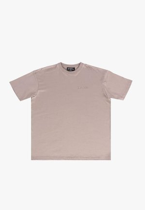 Koszulka z krótkim rękawem, z okrągłym dekoltem, w jasnym taupe z bawełny. Posiada subtelne wytłaczane logo z przodu. Klasyczny, luźny krój bez dodatkowych wzorów.