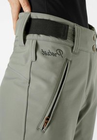 Grijze wandelpants met een ritszak, geborduurd logo en een riem met een zwarte band. Kenmerken een soepele textuur en een getailleerde pasvorm.