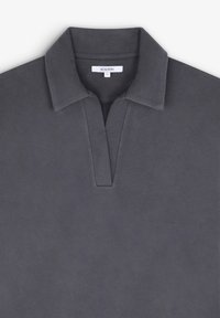 Grå polo t-shirt med en struktureret bomuldsblanding, udstyret med en flad krave og en placket med en kort åbning i midten. Størrelse S mærkat synlig.