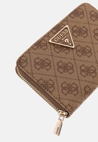 Billetera marrón con diseño estampado, con un diseño en relieve, herrajes dorados, un logo triangular y un detalle de cremallera en contraste. Material duradero.