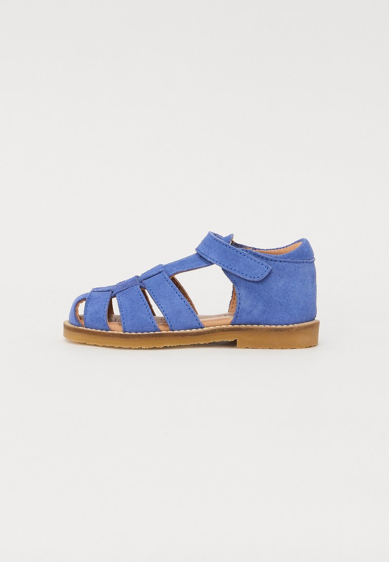 Sandal blue em camurça com biqueira aberta e várias tiras. Fecho em velcro no tornozelo e sola de borracha bege. Design plano adequado para uso casual.