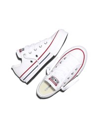 Coppia di sneakers Converse All Star basse bianche con strisce rosse e nere, lacci bianchi e logo sulla linguetta, su sfondo bianco.