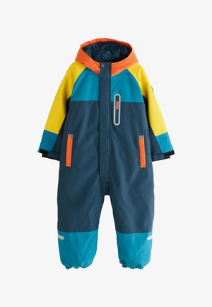 Combinaison de neige colorée pour enfants avec un design bleu, jaune et orange. Comprend une capuche, une fermeture éclair frontale et plusieurs poches. Fabriquée en tissu résistant.
