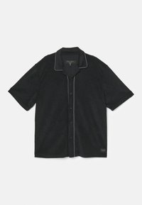 Lyhythihainen musta paita, jossa on napitus, erottuva pipotettu kaulus, pehmeä rakenne ja brändilogo vasemmassa alareunassa.