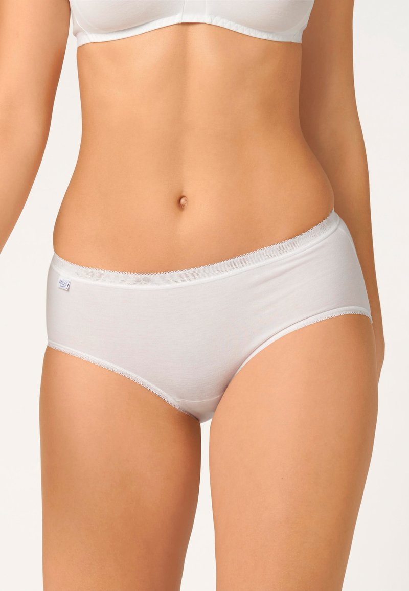 Panty hipster bianchi in cotone con una texture liscia, design a vita bassa e rifinitura in pizzo in vita. Piccolo etichetta del marchio visibile di lato.