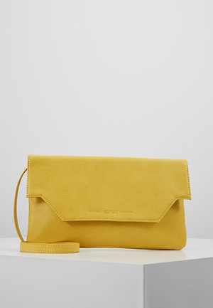 Pochette en cuir jaune avec une lanière pour poignet, embossée du nom de la marque Esprit, posée sur une surface blanche sur un fond uni.