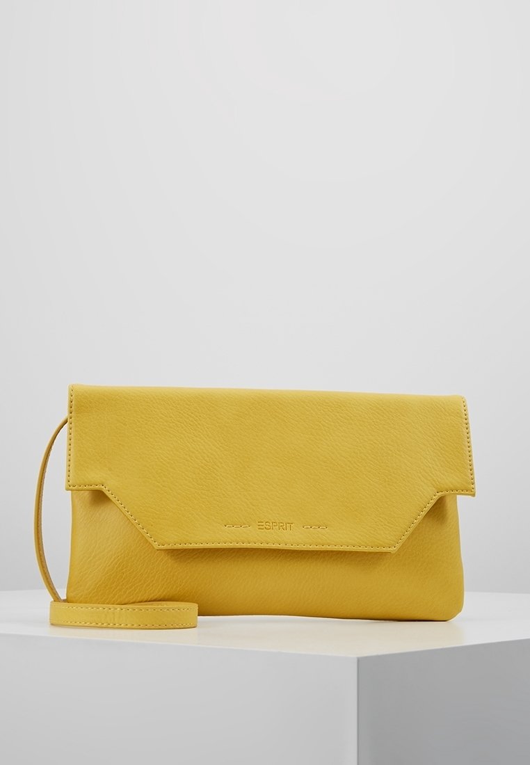 Pochette en cuir jaune avec une lanière pour poignet, embossée du nom de la marque Esprit, posée sur une surface blanche sur un fond uni.